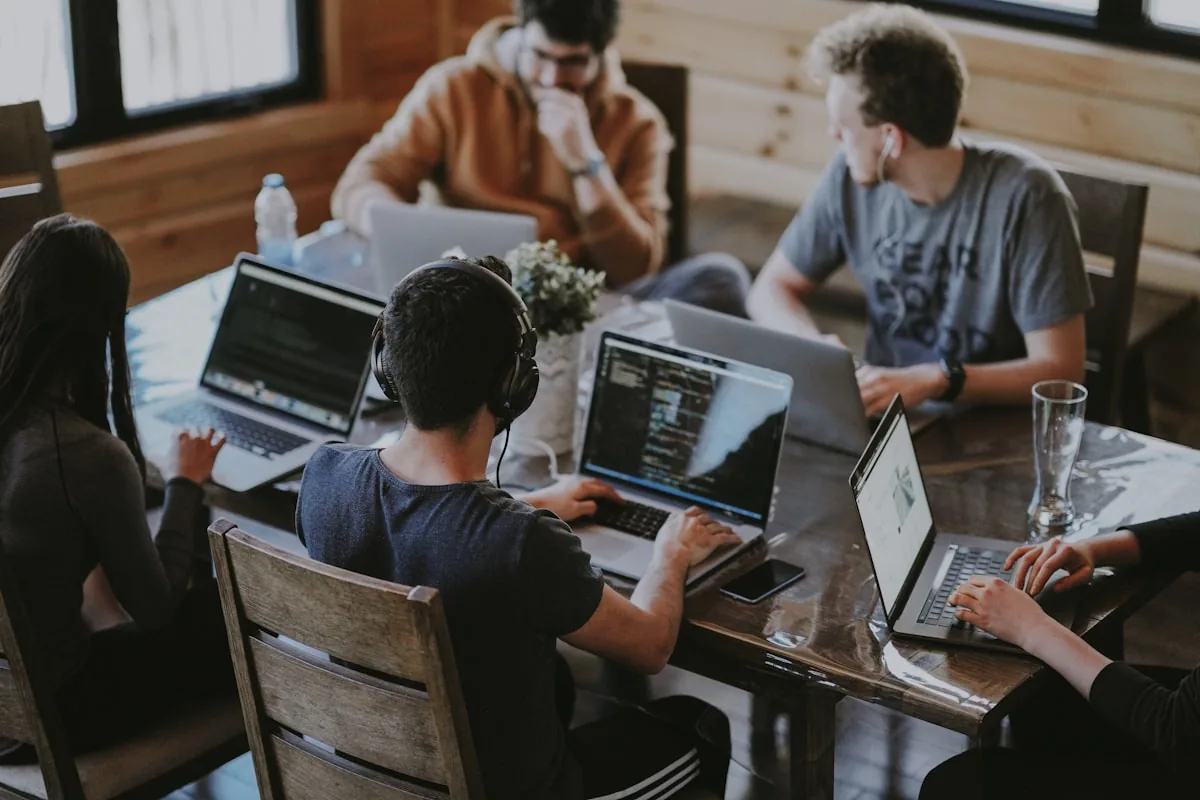 Équipe d'une PME au travail dans un bureau moderne
